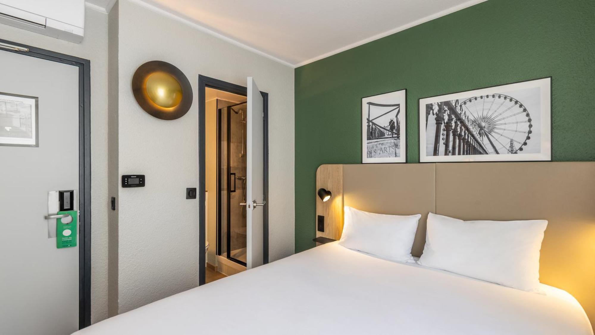 2 Standard Room Connecting 1 Queen Bed 2 Single Beds